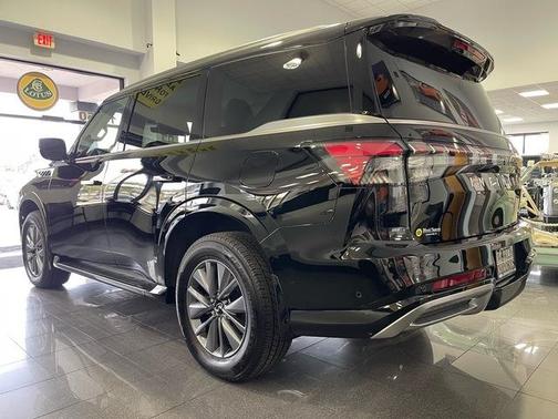 2025 INFINITI QX80 PURE