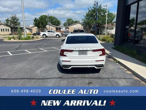2022 Volvo S60 T5 Momentum