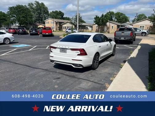 2022 Volvo S60 T5 Momentum