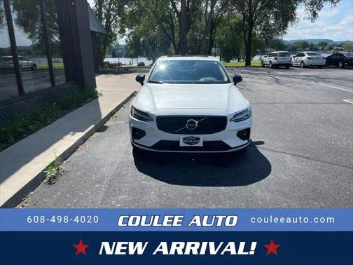 2022 Volvo S60 T5 Momentum
