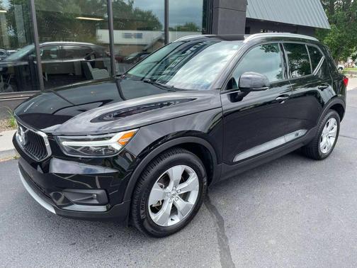 2022 Volvo XC40 T5 Momentum