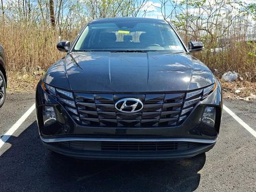 Black 2024 Hyundai TUCSON SE