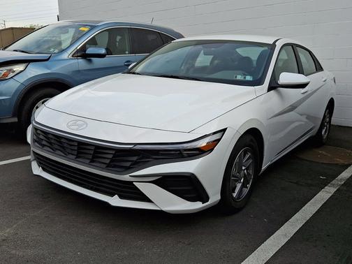 2024 Hyundai ELANTRA SE