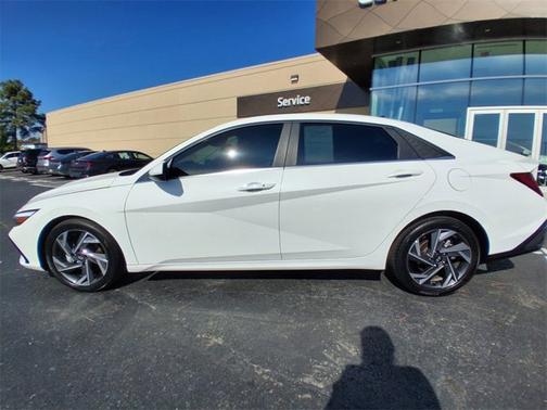 2024 Hyundai ELANTRA SEL