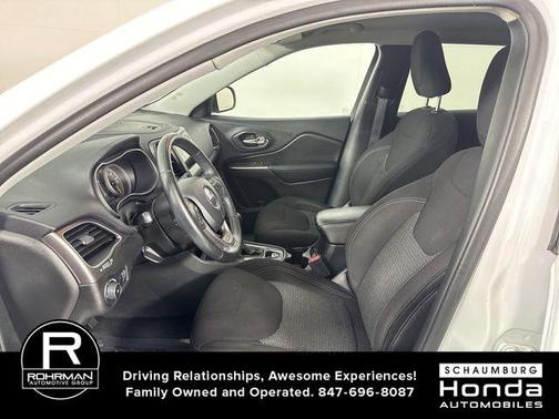 Bright White Clearcoat 2019 Jeep Cherokee Latitude