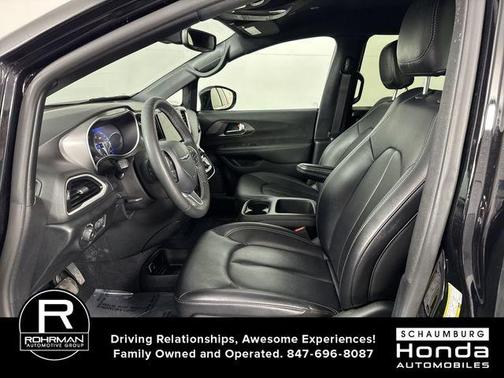 Diamond Black 2025 Chrysler Pacifica Select