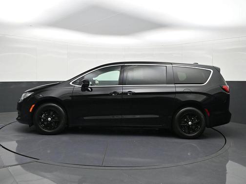 Diamond Black Crystal Pearlcoat 2026 Chrysler Voyager LX