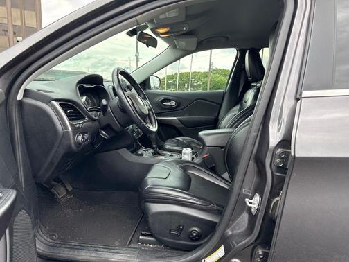 Granite Crystal Metallic Clearcoat 2019 Jeep Cherokee Latitude Plus