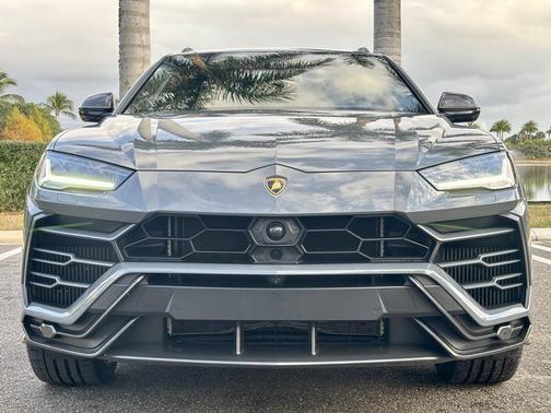 2022 Lamborghini Urus Graphite Capsule