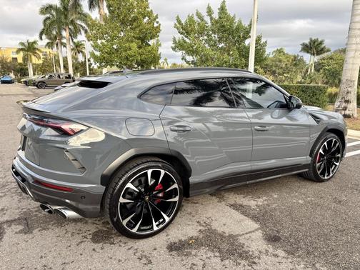 2022 Lamborghini Urus Graphite Capsule