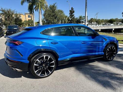 2021 Lamborghini Urus Base