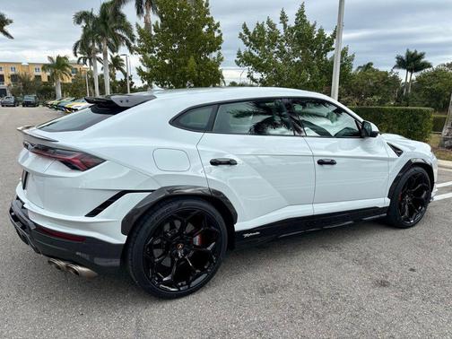 2024 Lamborghini Urus Performante