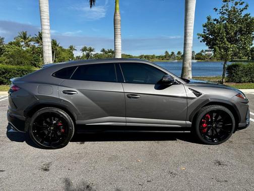 2022 Lamborghini Urus Graphite Capsule