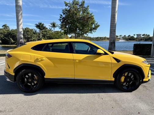 2022 Lamborghini Urus Graphite Capsule