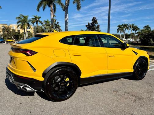 2022 Lamborghini Urus Graphite Capsule