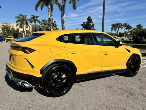 2022 Lamborghini Urus Graphite Capsule
