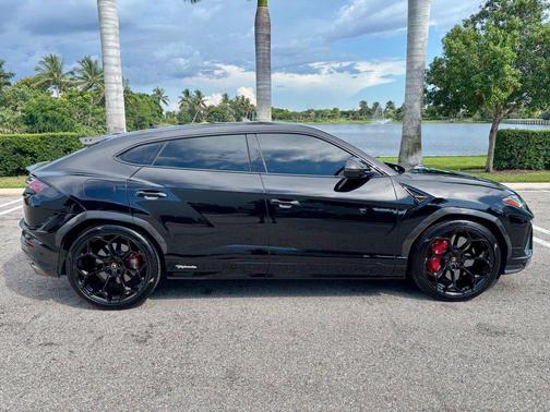 Black 2024 Lamborghini Urus Performante