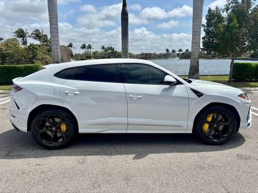 2020 Lamborghini Urus 