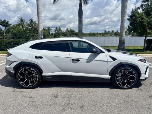 2023 Lamborghini Urus Performante