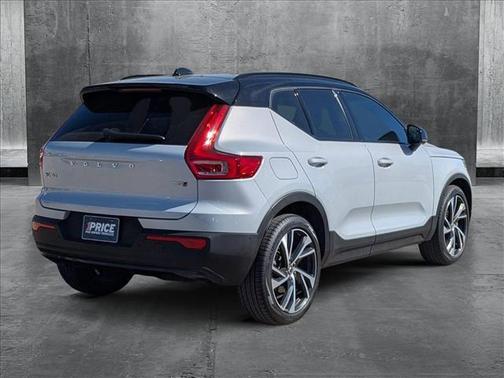 2022 Volvo XC40 T5 R-Design