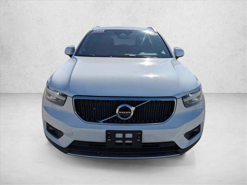 Ice White 2019 Volvo XC40 T5 Momentum
