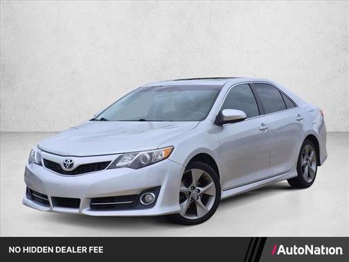 Classic Silver Metallic 2014 Toyota Camry SE