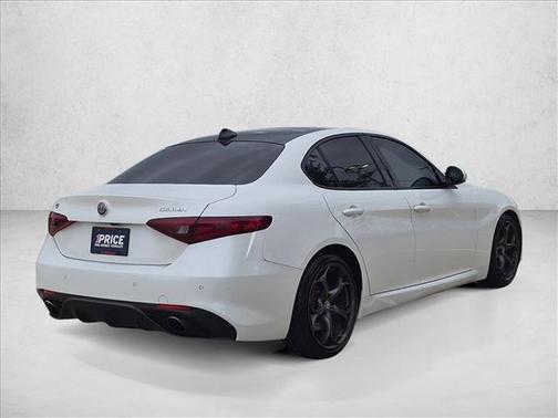 Trofeo White Tri-Coat 2017 Alfa Romeo Giulia Ti