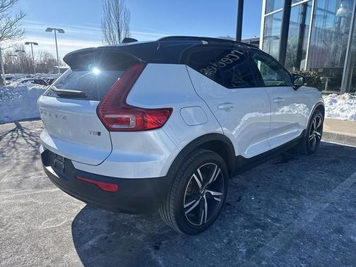 2021 Volvo XC40 T5 R-Design