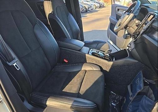 2021 Volvo XC40 T5 R-Design