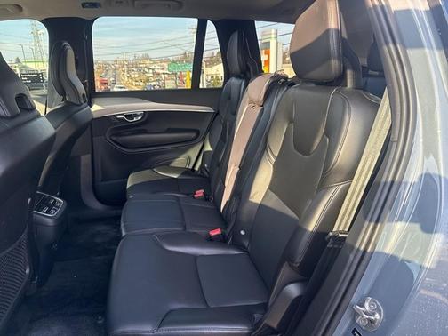 2022 Volvo XC90 T5 Momentum