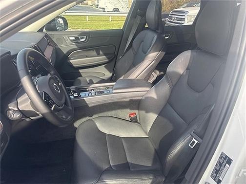 2023 Volvo XC60 Plus Dark Theme