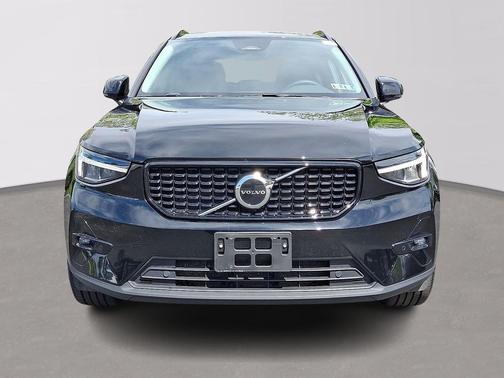 Black Stone 2023 Volvo XC40 B5 Plus Dark Theme