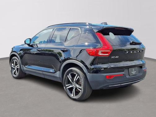 Black Stone 2023 Volvo XC40 B5 Plus Dark Theme
