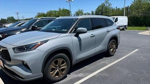 2022 Toyota Highlander Hybrid XLE