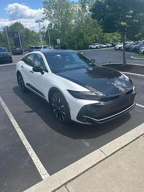 Black/Oxygen White 2025 Toyota Crown Platinum
