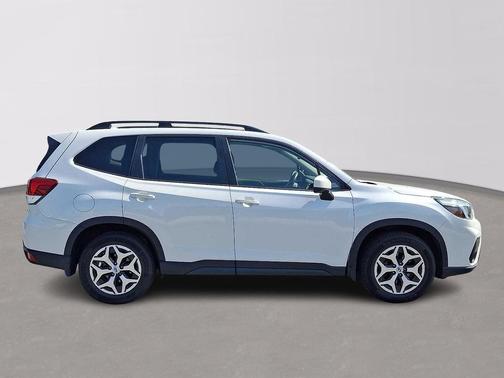 Crystal White Pearl 2021 Subaru Forester Premium