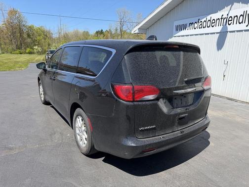 Brilliant Black Crystal Pearlcoat 2023 Chrysler Voyager LX