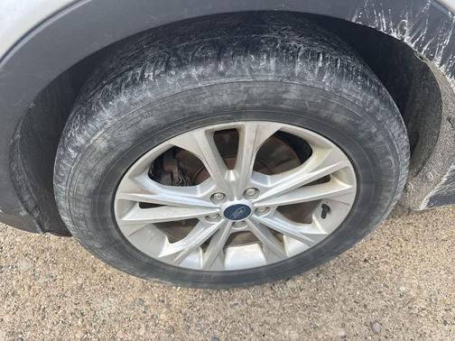 Ingot Silver Metallic 2019 Ford Escape SE