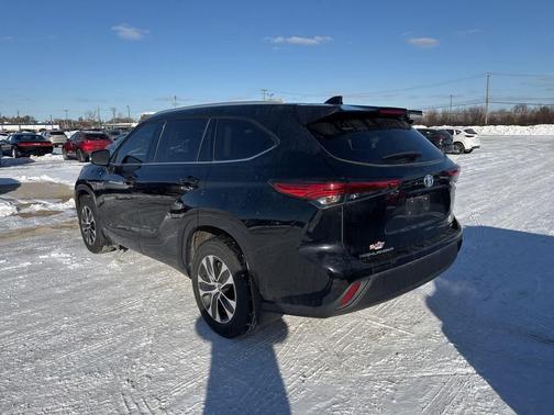 2022 Toyota Highlander Hybrid XLE
