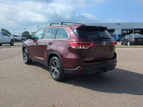Ooh La La Rouge Mica 2019 Toyota Highlander LE