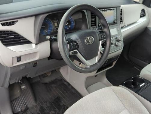 2019 Toyota Sienna LE