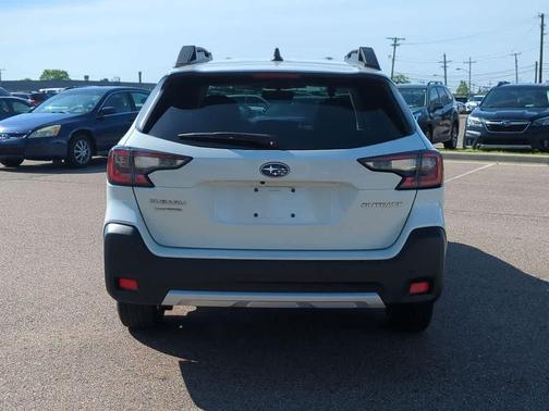 Crystal White Pearl 2024 Subaru Outback Limited
