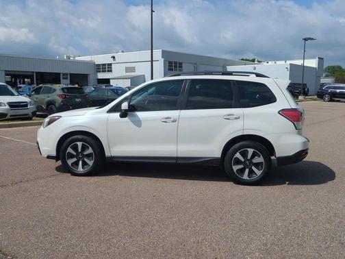 Crystal White Pearl 2018 Subaru Forester 2.5i Premium