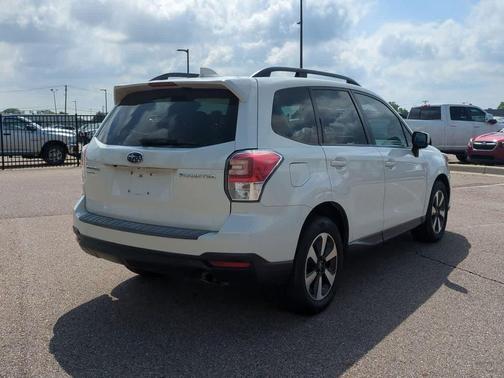 Crystal White Pearl 2018 Subaru Forester 2.5i Premium
