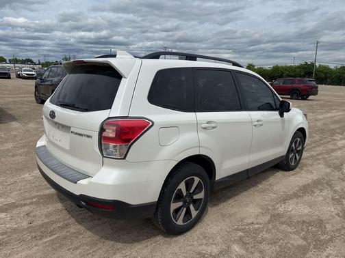 Crystal White Pearl 2018 Subaru Forester 2.5i Premium