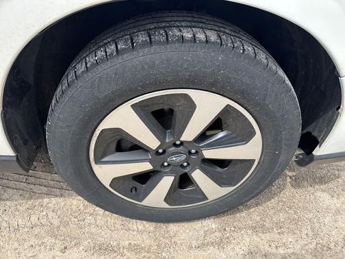Crystal White Pearl 2018 Subaru Forester 2.5i Premium