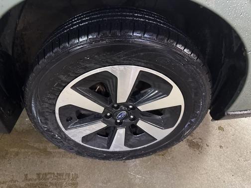 Jasmine Green Metallic 2017 Subaru Forester 2.5i Premium