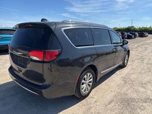 Brilliant Black Crystal Pearlcoat 2018 Chrysler Pacifica Touring-L