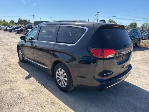 Brilliant Black Crystal Pearlcoat 2018 Chrysler Pacifica Touring-L