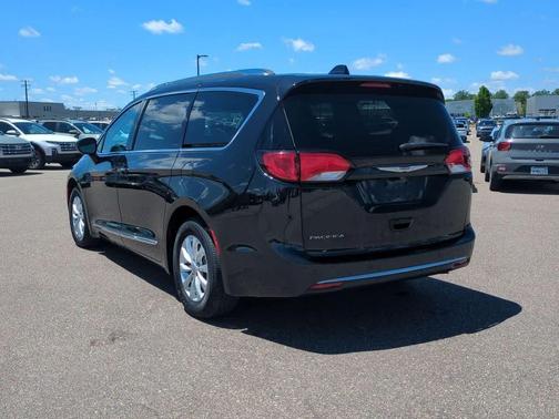Brilliant Black Crystal Pearlcoat 2018 Chrysler Pacifica Touring-L